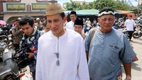 Sandiaga datang dengan memakai baju koko putih ditemani timnya.