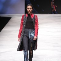 Dare Different by Shelvia Hakim for Badan Ekonomi Kreatif. Indonesia Fashion Week 2016 at Jakarta Convention Center. Senayan. Jakarta. [Foto: Mohammad Abduh/Wolipop]