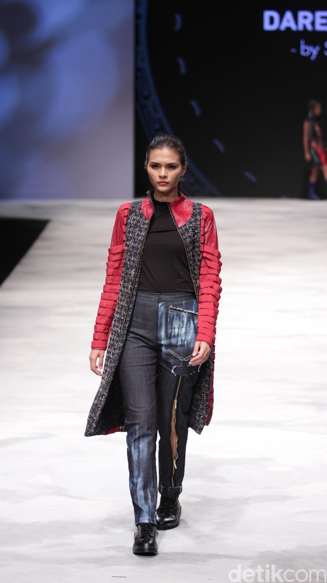 Dare Different by Shelvia Hakim for Badan Ekonomi Kreatif. Indonesia Fashion Week 2016 at Jakarta Convention Center. Senayan. Jakarta. [Foto: Mohammad Abduh/Wolipop]