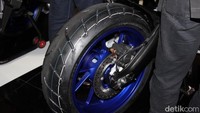 Motor juga dilengkapi sistem Traction Control System (TCS) juga menjadi fitur andalan di MT09 Tracer, sistem yang mampu mengontrol tenaga yang disalurkan ke roda belakang, menjadikan berkendara lebih nyaman dan stabil dalam segala kondisi jalan.