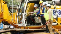Ahok kemudian membunyikan sirene tanda dimulainya pembangunan ini. Ia lalu diminta untuk memakai perlengkapan keamanan seperti rompi dan helm konstruksi, dan menaiki ekskavator.