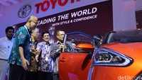 Saleh Husin juga berkunjung ke booth Toyota. Di booth, Menperin sempat melihat interior Toyota Sienta.