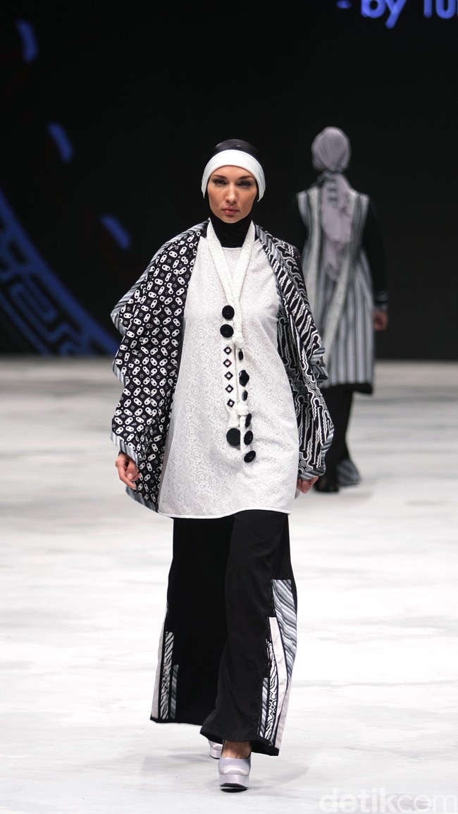 Today Ainun by Tuti Adib for Badan Ekonomi Kreatif. Indonesia Fashion Week 2016 at Jakarta Convention Center. Senayan. Jakarta. [Foto: Mohammad Abduh/Wolipop]