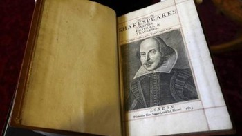 William Shakespeare: Meskipun tidak diragukan lagi dia salah satu tokoh sastra paling terkenal dan dihormati dalam sejarah, hanya ada sedikit rincian tentang kehidupan atau karya Shakespeare yang benar-benar disepakati. Ulang tahunnya dirayakan 23 April, tapi kemungkinan besar hanya karena beberapa akademisi abad ke-18 salah menuliskannya. Dia mungkin dididik di Kings New School di Stratford tetapi tidak ada catatan yang mendukung hal itu. Tentu saja, pertanyaan terbesar dari semuanya adalah apakah dia benar-benar menulis karya yang membuatnya menjadi terkenal. Foto: Reuters