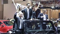 Manajemen Garansindo berpose dengan Jeep Wrangler Trailstorm. Mobil dilengkapi dengan mesin 3.0L V6 Pentastar. Mesin ini diklaim bakal mampu menyemburkan 230 horsepower dengan torsi mencapai 285 Nm. Foto: Garansindo
