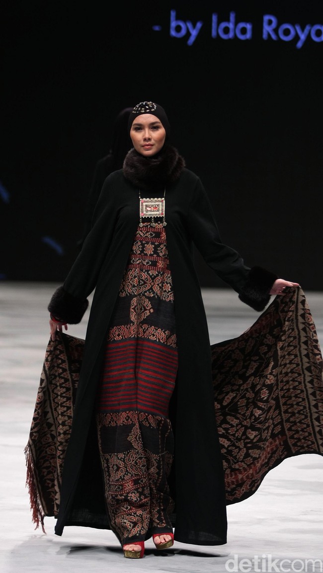 Sentuhan Ethnic NTT by Ida Royani for Badan Ekonomi Kreatif. Indonesia Fashion Week 2016 at Jakarta Convention Center. Senayan. Jakarta. [Foto: Mohammad Abduh/Wolipop]