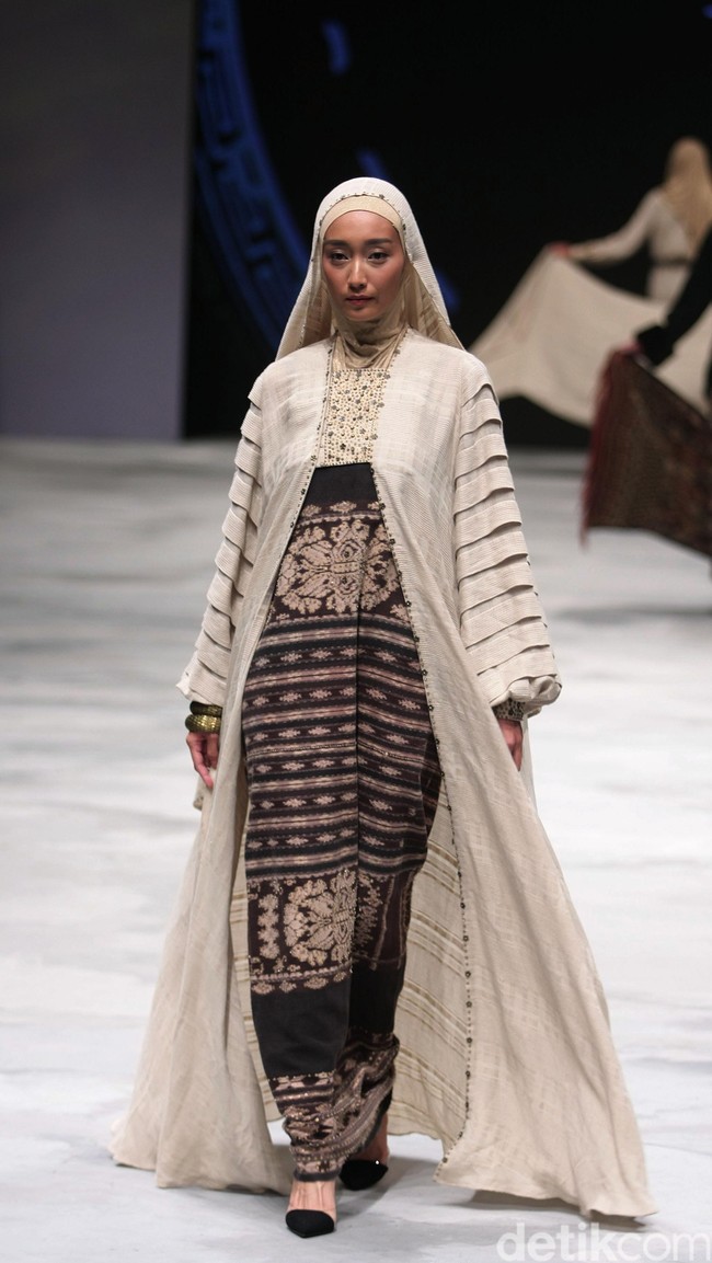 Sentuhan Ethnic NTT by Ida Royani for Badan Ekonomi Kreatif. Indonesia Fashion Week 2016 at Jakarta Convention Center. Senayan. Jakarta. [Foto: Mohammad Abduh/Wolipop]