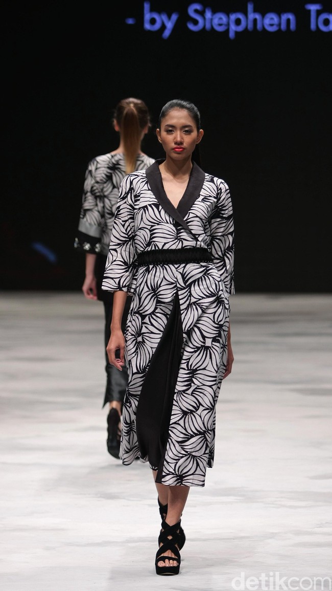 Fashunica by Stephen Tach for Badan Ekonomi Kreatif. Indonesia Fashion Week 2016 at Jakarta Convention Center. Senayan. Jakarta. [Foto: Mohammad Abduh/Wolipop]