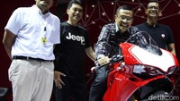 Saleh Husin berkunjung ke booth Ducati. Di booth tersebut, Menperin sempat menjajal menunggangi salah satu motor yang dipamerkan.