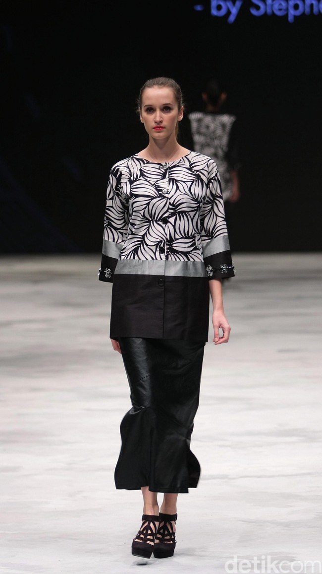 Fashunica by Stephen Tach for Badan Ekonomi Kreatif. Indonesia Fashion Week 2016 at Jakarta Convention Center. Senayan. Jakarta. [Foto: Mohammad Abduh/Wolipop]