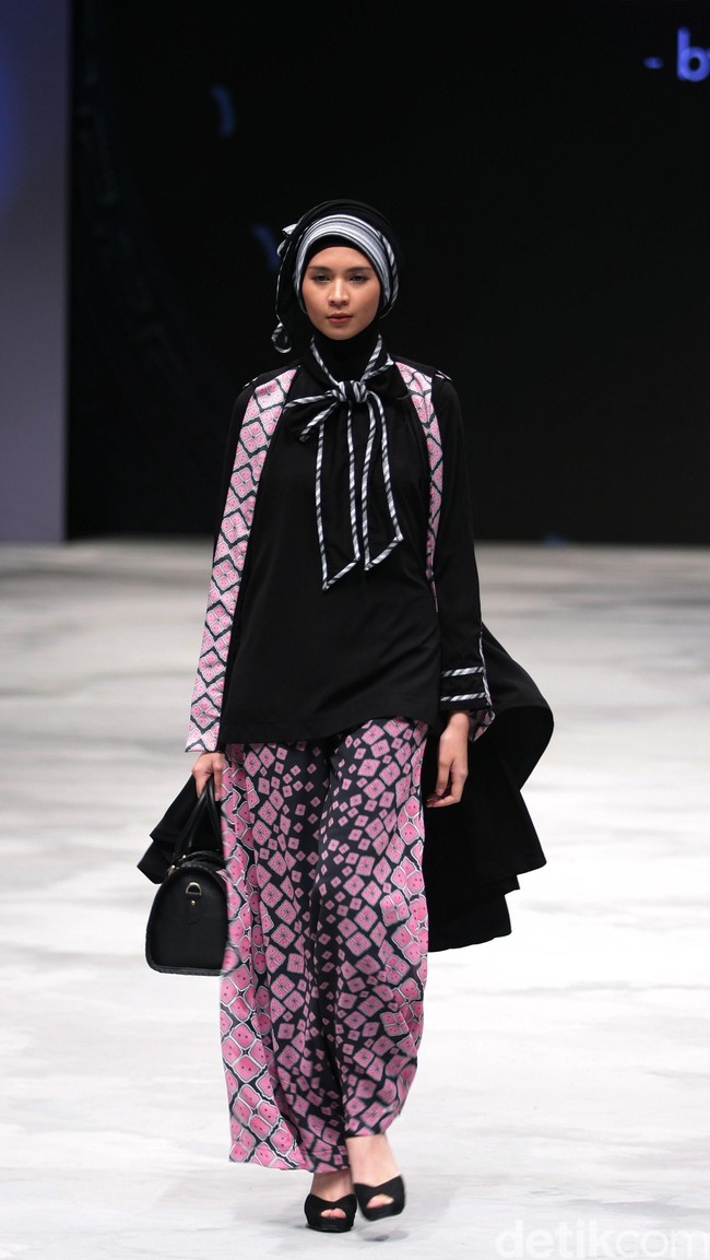 Today Ainun by Tuti Adib for Badan Ekonomi Kreatif. Indonesia Fashion Week 2016 at Jakarta Convention Center. Senayan. Jakarta. [Foto: Mohammad Abduh/Wolipop]