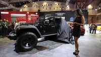 Model membuka selubung Jeep Wrangler Trailstorm. Foto: Garansindo