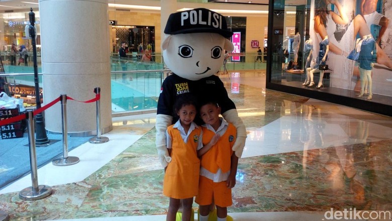 Pameran Kepolisian Dibuka Anak anak TK ini Asik Foto 