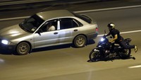 Balap liar ini dilakukan pada malam hari dan kerap menggangu pengguna jalan. REUTERS/Olivia Harris.