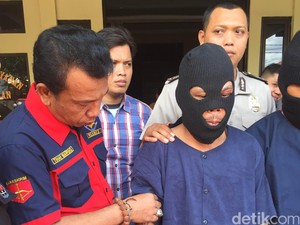 Gagal Rebut HP Michele, 2 Penjambret Malah Nyungsep ke Parit di Priok