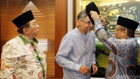 Said Aqil Siradj memakaikan kopiah kepada Moazzam Malik sebelum melakukan Solat Jumat.
