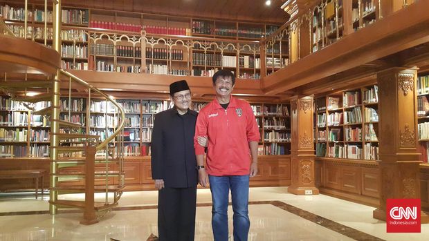 BJ Habibie pernah mengundang Indra Sjafri dan stafnya di Bali United ke kediamannya di Kuningan, Jakarta.