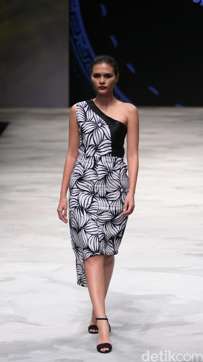 Fashunica by Stephen Tach for Badan Ekonomi Kreatif. Indonesia Fashion Week 2016 at Jakarta Convention Center. Senayan. Jakarta. [Foto: Mohammad Abduh/Wolipop]