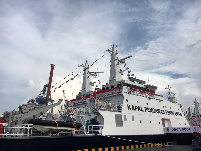 Menteri Kelautan dan Perikanan, Susi Pudjiastuti, meresmikan 4 kapal pengawas perikanan Illegal fishing.