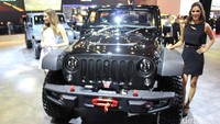 Tampilan tangguh Jeep Wrangler Trailstrom berubah kian mewah dengan sentuhan modifikasi Mopar. Tampilan aksesoris MOPAR seperti pada pintu half door, ban dan velg, bumper 10 th anniversary, tail lamp guard, high top fender dan dome engine hood. Foto: M Luthfi Andika