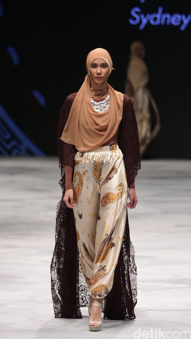 Our Legacy Lives On by Amalina Aman, Sydney-Australia for Badan Ekonomi Kreatif. Indonesia Fashion Week 2016 at Jakarta Convention Center. Senayan. Jakarta. [Foto: Mohammad Abduh/Wolipop]