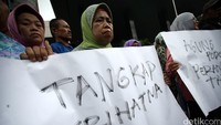 Hingga pukul 10.40 WIB, sebagian massa masih berada di KPK.