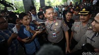 Mengenakan seragam lengkap dan ditemani asistennya, Lutfi keluar Gedung KPK sekitar pukul 11.30 WIB. Ia menyebut sengaja mampir ke KPK karena baru saja menghadiri acara di kantor Direktorat Imigrasi yang juga berlokasi di Kuningan, Jakarta Selatan.
