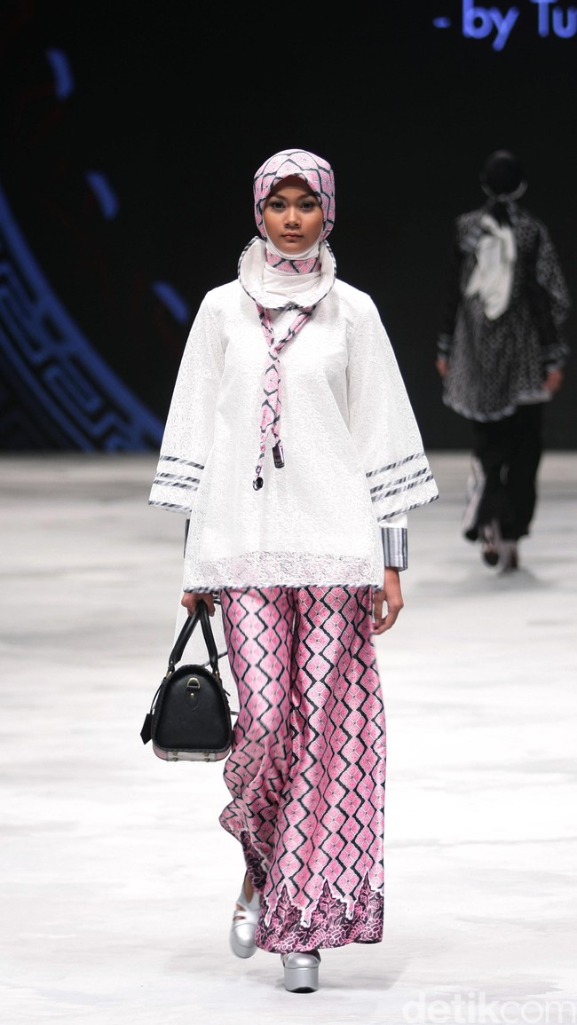 Today Ainun by Tuti Adib for Badan Ekonomi Kreatif. Indonesia Fashion Week 2016 at Jakarta Convention Center. Senayan. Jakarta. [Foto: Mohammad Abduh/Wolipop]