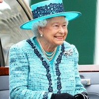 Ratu punya kulit yang sangat bagus dan itu adalah hasil dari menghindari sinar matahari di wajahnya sejak lama. Ketika pergi ke luar negeri dia selalu memakai topi atau membawa parasol yang melindungi kulit dari efek sinar matahari, ungkap spesialis kulit bernama Stuart Miles itu. (Foto: Getty Images)