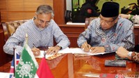 Said Aqil Siradj saat melakukan penandatangan dengan Duta Besar Inggris untuk Indonesia, Moazzam Malik.