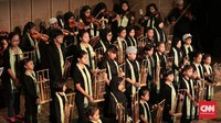 Anak-anak Defabel mengapresiasikan kesenian dari alat musik Angklung dan Biola dengan mebawakan lagu-lagu tradisional. CNN Indonesia/Andry Novelino.