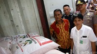 Menteri Pertanian Amran Sulaiman dan Kapolda Metro Jaya Irjen Pol Moechgiyarto hari ini mengungkap sindikat pupuk ilegal di pelabuhan Tanjung Priok, Jakarta Utara, Jumat (08/04/2016).