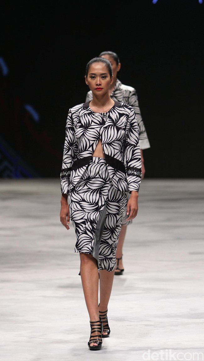 Fashunica by Stephen Tach for Badan Ekonomi Kreatif. Indonesia Fashion Week 2016 at Jakarta Convention Center. Senayan. Jakarta. [Foto: Mohammad Abduh/Wolipop]