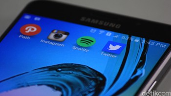 Lebih Bijak di Media Sosial. Ini menjadi salah satu yang paling penting. Demi kepentingan banyak orang, jaga, jika perlu batasi, interaksi terhadap tiap orang di Twitter, Facebook, atau platform lain, terlebih saat politik menjadi topik yang sedang dibahas. Jadikan 2018 menjadi tahun yang lebih positif dan damai, namun tidak hanya di media sosial, tapi juga di dunia nyata. (Foto: detikINET/Irna Prihandin)