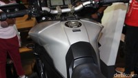 Yamaha MT-09 Tracer dipasarkan dengan tiga warna yaitu Lava Red, Mistal Grey, dan Race Blue.