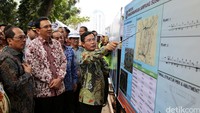 Kepala Dinas Pekerjaan Umum Bina Marga Jakarta Yusmada Faizal menjelaskan proses pembangunan simpang susun Semanggi kepada Ahok.