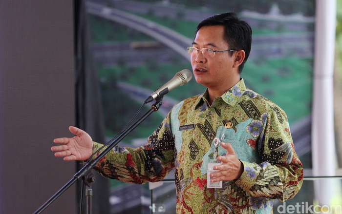 Kepala Dinas Pekerjaan Umum (Kadis PU) Bina Marga Jakarta Yusmada Faizal saat groundbreaking pembangunan simpang susun Semanggi di Jakarta, Jumat (8/4/2016).