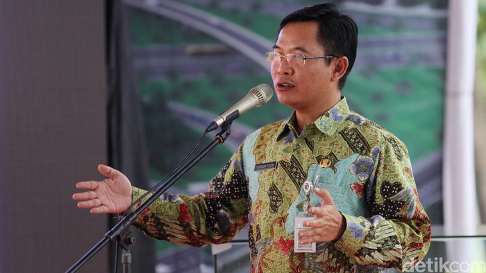 Kepala Dinas Pekerjaan Umum (Kadis PU) Bina Marga Jakarta Yusmada Faizal saat groundbreaking pembangunan simpang susun Semanggi di Jakarta, Jumat (8/4/2016).