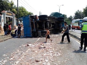Truk Gandeng Muat Ribuan Kardus Minuman Terguling, Tutup By Pass Mojokerto