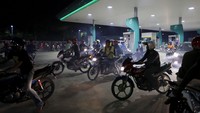 Para pebalap atau yang biasa disebut Mat rempit dalam bahasa gaul Malaysia meninggalkan sebuah SPBU. REUTERS/Olivia Harris.