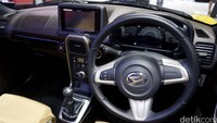 Copen langsung saja menarik perhatian. Hal yang menarik perhatian adalah sisi bentuk yang dihadirkan berbeda dengan keluaran Daihatsu pada umumnya.