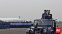 Simulasi upaya pembebasan sandera oleh Den Bravo disaksikan langsung oleh KSAU Marsekal Agus Supriyatna, KSAD Jendral Mulyono, Kapolri Jendral Badrodin Haiti, Kapolda Metro Jaya Irjen Moechgiyarto, serta anggota DPR dari Komisi I antara lain Mahfudz Siddik, Efendi Simbolon, dan TB Hasanudin. CNN Indonesia/Adhi Wicaksono