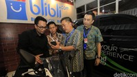 Chief Executive Officer Blibli.com, Kusumo Martanto, bersama Head of Trade Partnerships Blibli.com Lay Ridwan Gautama dan Direktur Dyandra Promosindo, Hendra Noor Saleh berbincang dengan pengunjung Pameran Indonesia International Motor Show di JIExpo, Kemayoran, Jakarta.