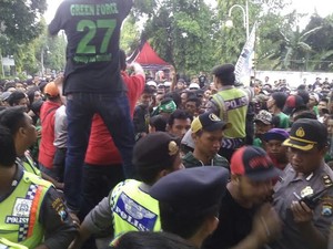 Masuk Stadion Enggan Beli Tiket, Bonek Terlibat Kericuhan dengan Polisi