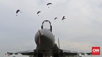 Acara tersebut dimeriahkan demo udara atraksi udara. Seperti flypass composite strike pesawat tempur, simulasi serangan udara langsung (SUL), display tim JAT, bomb burts, high speed past serta penarikan banner.  CNN Indonesia/Adhi Wicaksono