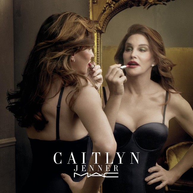 Lebih mengejutkan lagi pada penampilannya di September 2014, dada transgender yang pernah tiga kali menikah itu terlihat lebih bervolume. Bukan dada yang bidang, melainkan payudara layaknya wanita. Tidak berapa lama setelah itu, Caitlyn pun terlihat menggunakan sport bra dari balik jaketnya saat mengendarai sepeda motor. Foto: Instagram Caitlyn Jenner