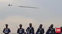 Sekitar 16 pesawat tempur terdiri dari empat pesawat Sukhoi SU-27 / 30, empat pesawat F-16, empat pesawat T-50i peragakan simulasi serangan udara strategis. CNN Indonesia/Adhi Wicaksono