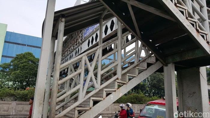 Mungkin ini Alasan Orang Indonesia Malas Naik Jembatan Penyeberangan