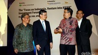 Senior EVP Cathay United Bank Alan Lee, menyalami Deputy Representative of Taipei Trade & Economic Office Jakarta Y.C.Tsai, disaksikan General Secretary of Taiwan Entrepreneur Association Cheng Yeh Hua dan Compliance Direcor of Bank Mayapada Rudy Mulyono, pada forum investasi bertema Focus on Indonesia, Venture to ASEAN, di Jakarta.
