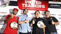 Mantan Pemain Timnas U-19 yang juga pemain tim Bali United, Yabes Roni Malaifani bersama Pelatih Bali United, Indra Sjafri, Presiden Direktur Multistrada, Pieter Tanuri, dan Ketua Yayasan Kick Andy, Andy Noya, melakukan sesi foto usai konferensi pers Achilles-Corsa United 2016, di Jakarta.